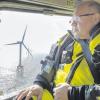 Umweltminister Peter Altmaier lässt sich den See-Windpark „Alpha Ventus“ in der Nähe Borkums zeigen. 