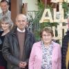Maria Wecker (Mitte) ist 90 Jahre alt geworden. Die ersten Gratulanten waren von links die Kinder Gottfried, Klaus und Maria mit Urenkelin Emma, sowie Pfarrer Xavier und Bürgermeister Martin Walch. 	