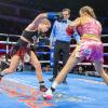 Über zehn Runden lieferten WBC-Weltmeisterin Tina Rupprecht aus Augsburg (links) und WBA-Weltmeisterin Seniesa Estrada in Fresno, USA, einen hochklassigen Boxkampf ab, den Estrada schließlich nach Punkten gewann. 