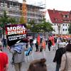 Demo mit Abstand: Um die 300 Menschen versammelten sich auf dem Münsterplatz, um Hilfe für die Flüchtlinge auf der Insel Moria einzufordern.  	