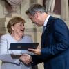 Markus Söder (CSU), Ministerpräsident von Bayern, verleiht Angela Merkel (CDU) den Bayerischen Verdienstorden.