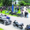 So ähnlich soll es am Samstag auch wieder am Eresinger Dorfplatz aussehen: Zum Dorffest ist auch eine Oldtimer-Rundfahrt geplant. Foto: Maximilian Mirlach