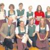 Die ausgezeichneten Musiker und Musikerinnen des Jugendblasorchester Lützelburg mit der Bezirksvorsitzenden des ASM-Bezirk 15 Angela Ehinger und Vorstand Heinz Anderle.  