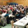 Über 200 Zuhörer kamen zur Rehlinger Bürgerversammlung. Diese war wegen der zu erwartenden Diskussion über den geplanten Tetrafunkmast von der Schulturnhalle in die TSV-Sporthalle in Oberach verlegt worden.