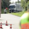 Polizeibeamte kontrollierten im Rahmen des länderübergreifenden Sicherheitstages mehrere Lastwagen auf der A7 bei Illertissen.