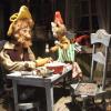 Liebevoll gefertigte Puppen und Kulissen lassen in zehn Schaufernstern von Geschäften in Fischach die bekannten Kinderbuchfiguren Pettersson und Findus lebendig werden.