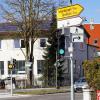 Die Ampelschaltung an der Kreuzung in Bubesheim finden nicht alle gut. Gerade Rechtsabbieger würden querende Fußgänger trotz Zusatzschildern und gelben Warnlicht erst zu spät sehen.
