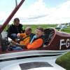 Rundflüge waren stark gefragt. Pilot Thomas Soppa (rechts) und Klaus Löffler bereiten einen Fluggast auf sein luftiges Erlebnis vor. 
