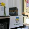 Das Schild "Friedberg hilft" im Café Divano in Friedberg ist hier Programm: Die Begegnungsstätte unterstützt ukrainische Geflüchtete.