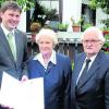 Bürgermeister Dr. Michael Higl (links) gratulierte Mathilde und Ludwig Goschütz (rechts) zum Fest der diamantenen Hochzeit. Foto: Peter Heider