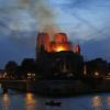 Die Pariser Kathedrale Notre-Dame steht in Flammen.