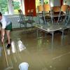 Es war die größte Katastrophe der Nachkriegszeit in Augsburg: An Pfingsten 1999 überflutete ein Hochwasser Teile der Stadt und der Region. Die dramatischen Bilder.