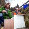 Die Ortsgruppe Welden des Bundes Naturschutz betreut die Schutzzäune der Amphibien. Christa Leib (links) koordiniert mit fünf Familien den Bereich des Eisweihers bei Emersacker. Mit im Bild ist Angela Deffner mit Tochter Hannah.  
