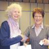 Ehrung für 50-jährige Mitgliedschaft: Vorsitzende Margarethe Holl gratuliert Peppi Kranl.  