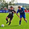 Dieses Duell ging an den Friedberger Markus Specht (links), der vom Alsmooser Sebastian Braunmüller verfolgt wurde. Sieger des Kreisklassenspiels aber wurde der SSV Alsmoos-Petersdorf mit 3:1 Toren. 
Foto: Peter Appel