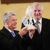 "Ich bin gern in Bayern": Bundespräsident Joachim Gauck bei seinem Antrittsbesuch in Bayern. 
 Ministerpräsident Horst Seehofer (r, CSU) überreichte dem Bundespräsidenten ein Geschenk.