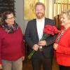 Mit roten Nelken gratulierten Ortsvorsitzende Gertrud Brandl-Beuth (links) und Stadträtin Margarita Däubler dem einstimmig nominierten Felix Bredschneijder zur Wahl zum Oberbürgermeisterkandidaten der Landsberger SPD.
