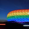 Die Allianz Arena erstrahlt anlässlich eines Fest- und Gedenktags von Lesben, Schwulen, Bisexuellen und Transgender-Personen in den Farben des Regenbogens.