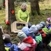 Der gemeinsame Ausflug zur Waldkrippe mit Leiterin Andrea Dirscherl gehört für die Mädchen und Buben aus dem Waldkindergarten St. Franziskus derzeit fest zum wöchentlichen Ablauf. 