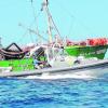 Die libysche Küstenwache hat das Schnellboot „Speedy“ gekapert. Im Hintergrund ist das Mutterschiff "Sea-Eye" zu sehen.