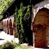 Die Stadtmauer entlang der Kahnfahrt wurde anno 1488 letztmals verputzt. Aus dieser Zeit stammt auch der hölzerne Wehrgang auf den Mauerbogen.