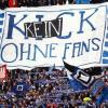 Alle Jahre wieder protestieren Bundesliga-Fans vor, während und nach der TV-Rechte-Vergabe gegen neue Anstoßzeiten. (Archivbild von 2002)