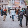 Der Einzelhandel darf wieder seine Kunden ohne Termin empfangen: Fußgängerzone Ludwigstraße mit Anatasia und Lorenz Hiller beim Shoppen