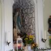 Die Kapelle birgt im Innern eine Lourdesgrotte mit der Muttergottesstatue flankiert von den Figuren des Heiligen Leonhard und Antonius. Die Heilige Bernadette blickt zur Muttergottes auf. 	