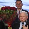 Jaroslaw Kaczynski redet nach der gewonnenen Wahl zu seinen Parteifreunden. Dahinter Ministerpräsident Mateusz Morawiecki, der wohl gestärkt weiter regieren kann. 