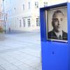 Die blauen Stehlen im Stadtgebiet von Ingolstadt erinnern an Opfer des Regimes der Nationalsozialisten. 