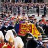 Der Sarg von Königin Elizabeth II. wird in einer feierlichen Prozession nach der Trauerfeier in der Westminster Abbey durch die Straßen Londons gezogen.