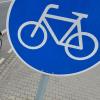 Ist der Radweg mit einem blauen Schild mit dem weißen Fahrrad gekennzeichnet, dann dürfen Radfahrer nur hier und nicht auf der Straße fahren.