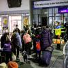 Immer mehr Menschen flüchten aus der Ukraine auch nach Bayern und kommen zum Beispiel am Hauptbahnhof in München an.