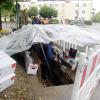 Arbeiter reparierten das defekte Stromkabel in Augsburg.