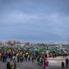 Schon früh machten sich Landwirte aus dem Landkreis auf den Weg nach Nördlingen zum Protest. Der Verkehr staute sich auf der B25 und in der Innenstadt. Über 1000 Traktoren waren auf der Kaiserwiese.