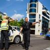 Bombenalarm in der SPD-Zentrale: Polizisten leiten den Verkehr um. Später stellt sich heraus, dass der verdächtige Gegenstand ungefährlich war. 	 	