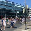 Demonstranten zogen am Samstag durch die Augsburger Innenstadt, um gegen die Corona-Einschränkungen zu protestieren. 
