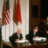 US-Präsident Ronald Reagan (r.) und der sowjetische Partei- und Staatschef Michail Gorbatschow unterzeichnen 1987 den INF-Vertrag zur Vernichtung der atomaren Mittelstreckenraketen.