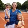 Als Mutter erfolgreich im Spitzensport unterwegs: Wimbledon-Halbfinalistin Tatjana Maria steht mit ihren Kindern Cecilia und Charlotte auf dem Court. 