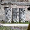 Augsburger Betonkunst von Susanne Pleyer, heute Susanne Debold: „Triptychon der Beständigkeit“ (1989) im Park am Roten Tor. 