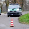 Die Polizei hat die Parkbucht an der B16 am Stadtrand von Günzburg gesperrt. Dort war am Mittwochabend ein 36-Jähriger tot aufgefunden worden.