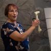 Madelaine Böhme, Professorin für Paläoklimatologie an der Universität Tübingen, steht neben Knochen der bisher unbekannten Primatenart Danuvius guggenmosi. Paläontologen haben im Allgäu Fossilien entdeckt, die ein neues Licht auf die Entwicklung des aufrechten Ganges werfen.