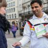 Sajid Mahmood verteilt in der Fußgängerzone Handzettel, dir für den Benefizlauf der Ahmadiyya-Gemeinde am 1. Mai in Augsburg 