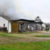 Ein großes Aufgebot an Einsatzkräften kämpft gegen die Flammen an einem landwirtschaftlichen Anwesen in Scheuring. Das Wohnhaus konnte bisher geschützt werden.