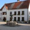 Am Rathaus in Deiningen soll eine Gedenktafel errichtet werden.