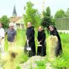 Beim ersten Spatenstich für die Biogasanlage in St. Ottilien ließen es (von links) Ingenieur Markus Apfelböck, Bauleiter Peter Brendt von der Firma Dobler, Pater Tassilo Lengger und Bruder Jürgen Foitl von der Kloster-Landwirtschaft sowie Cellerar Bruder Josef Götz gleich richtig stauben. Fotos: Gerald Modlinger