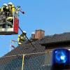 Ein brennender Dachstuhl hat am Freitagnachmittag in Vöhringen dutzende Einsatzkräfte von Feuerwehr und Polizei auf den Plan gerufen.