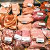 Die Deutschen essen zu viel Fleisch, mahnen Umweltschützer immer wieder. Nun wird diskutiert, ob eine höhere Mehrwertsteuer den Konsum einschränken könnte. 