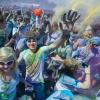 Beim Holi Festival of Colours bewarfen sich am Samstag in München rund 10 000 Menschen gegenseitig mit buntem Farbstaub.