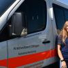 Adriana Schwarz (links) und ihre Mutter Tanja Schwarz vor der Rettungswache in Dillingen: Seit sechs Jahren engagieren sich beide ehrenamtlich beim Bayerischen Roten Kreuz. Die Arbeit im Bereitschaftsdienst und die Jugendarbeit sind für sie Ehrensache.  	